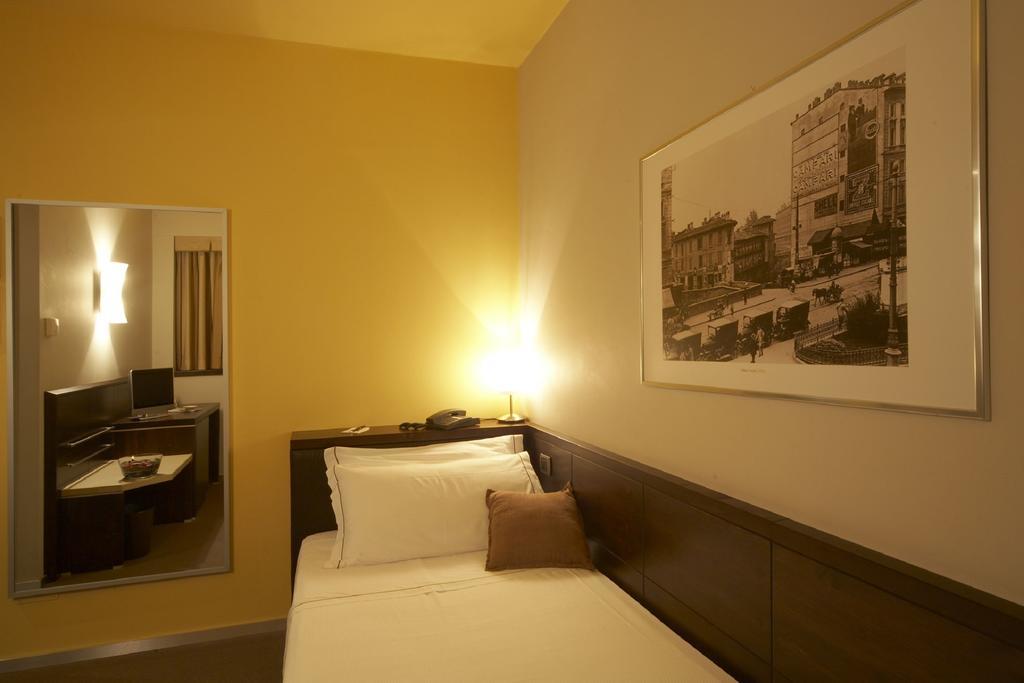 Hotel Montini Linate Airport Peschiera Borromeo Room photo